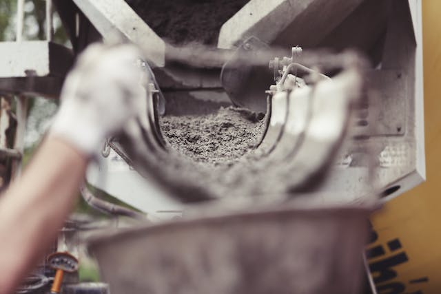 Zement fließt auf der Baustelle