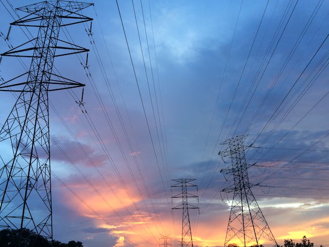 Torres y cables de transmisión.