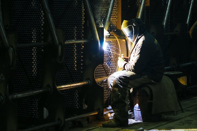 Un hombre realizando trabajos de soldadura.