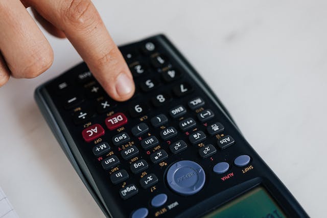 Une personne utilisant une calculatrice