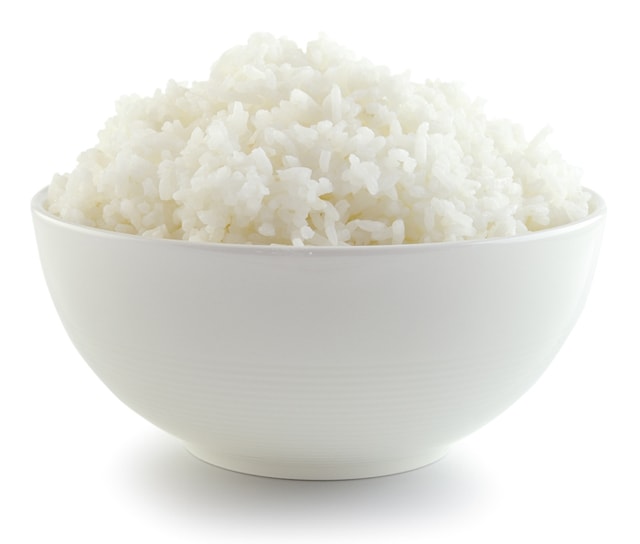 Reis in einer Schüssel auf weißem Hintergrund