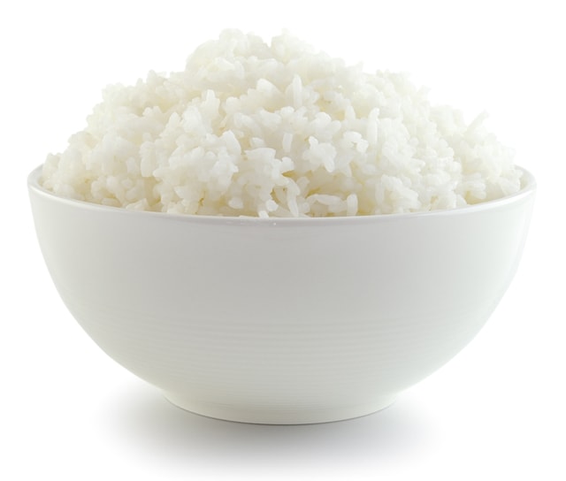 Riz dans un bol sur fond blanc