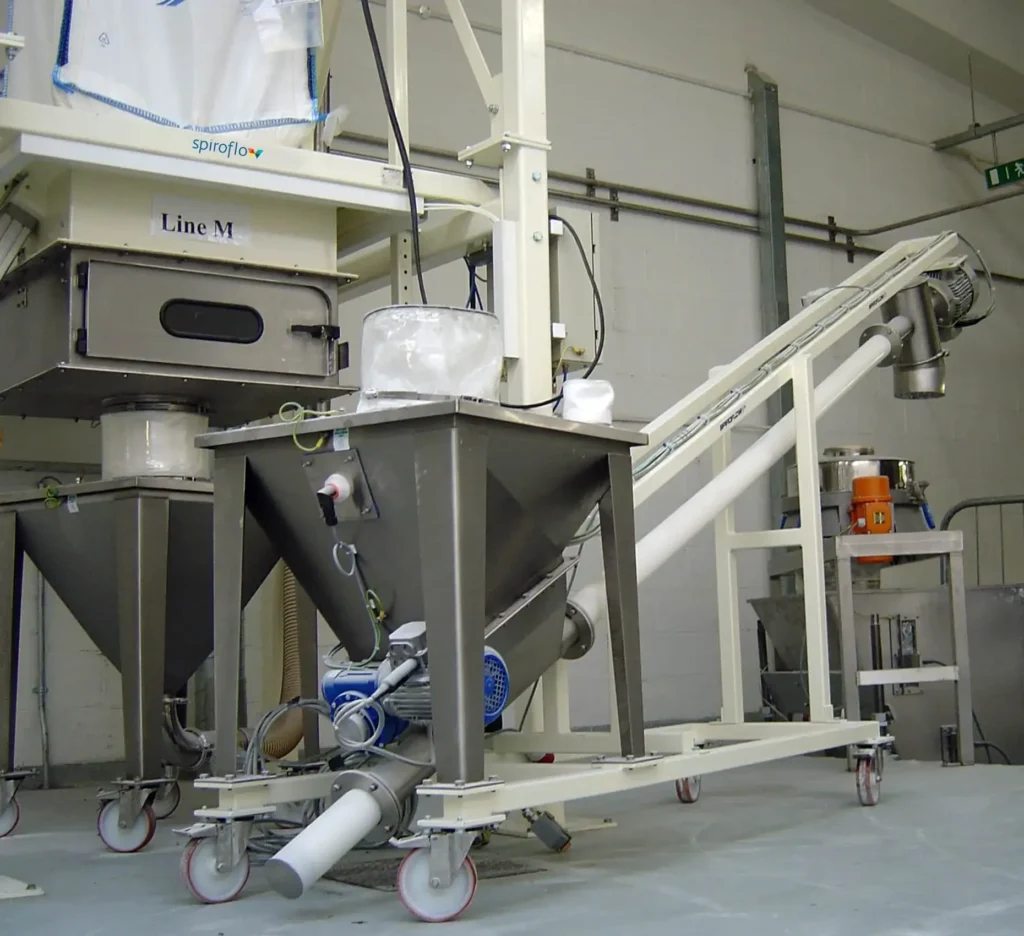 Mobile flexible screw conveyor in a production facility