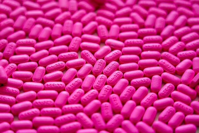 Un montón de pastillas de color rosa